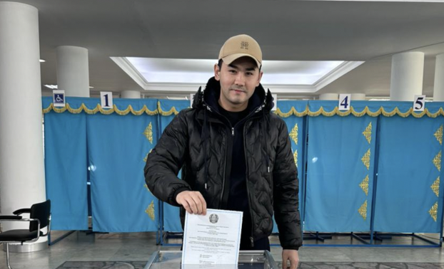 Әнші Қуандық Рахым Алматыда референдумға қатысып, дауыс берді