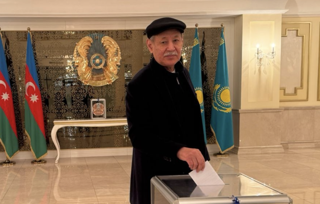 Алматылық белгілі суретші Алпысбай Қазғұлов Бакудегі Қазақстан елшілігінде референдумға қатысты