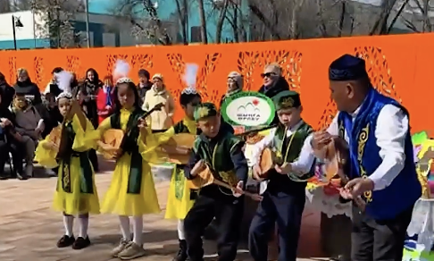 Референдум мерекелік көңіл күйде: алматылық жастар ән мен би арқылы белсенділік танытты
