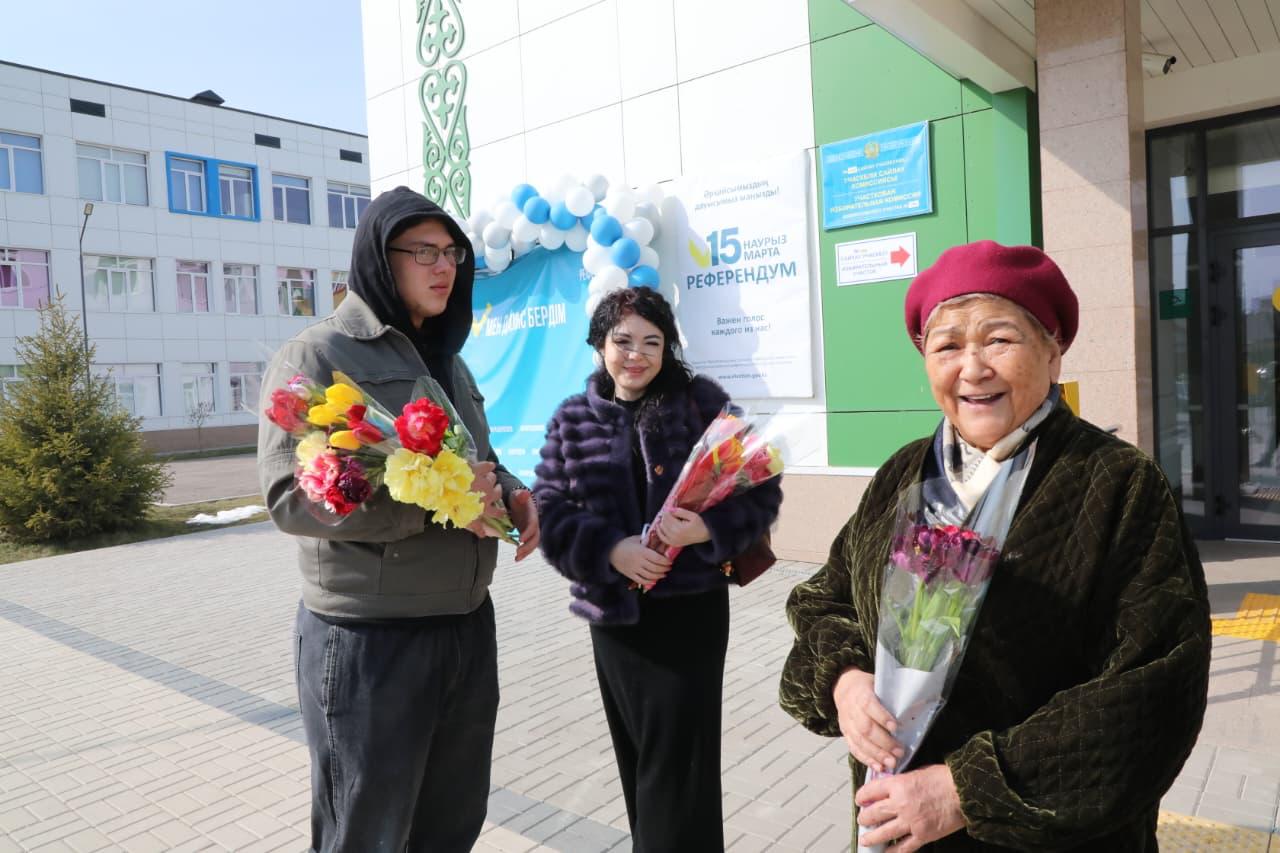 Алматыдағы кейбір референдум учаскелерінде әйелдерге гүл сыйланды