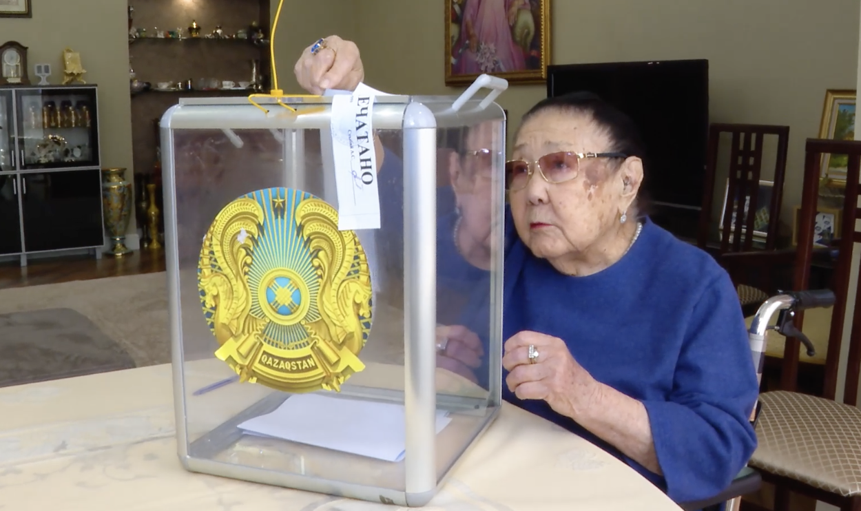 Аты аңызға айналған опера әншісі Бибігүл Төлегенова Алматыда өткен референдумға қатысты