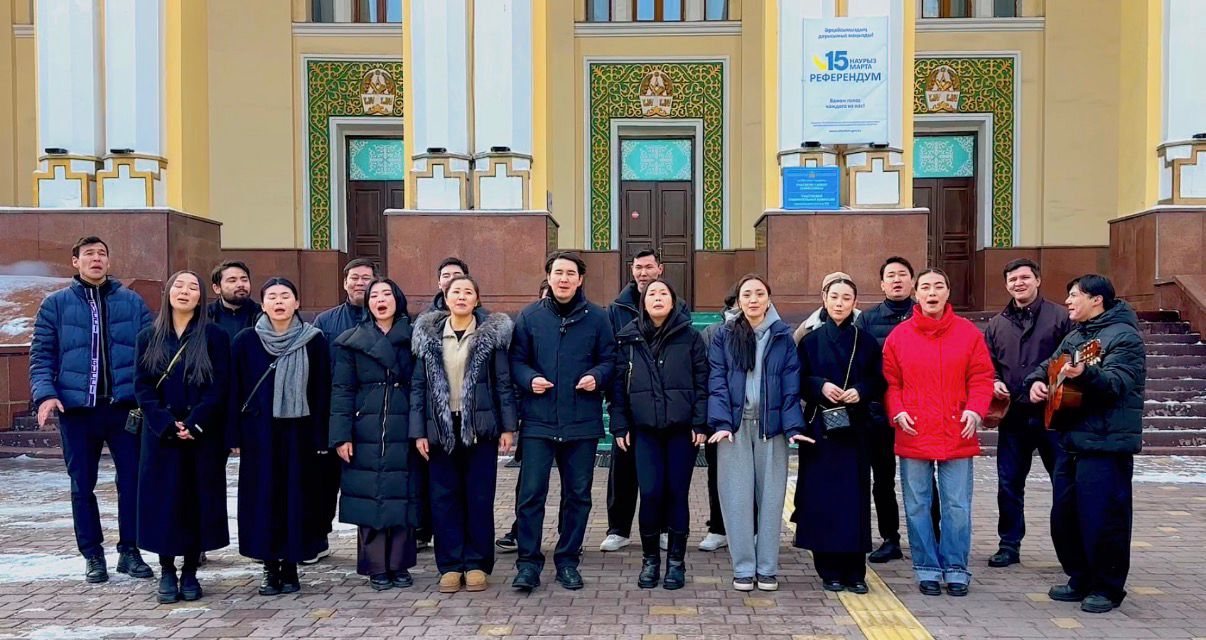 «Алматым махаббатым» әні референдум учаскесінің алдында шырқалды: жастар мерекелік перформанс ұйымдастырды