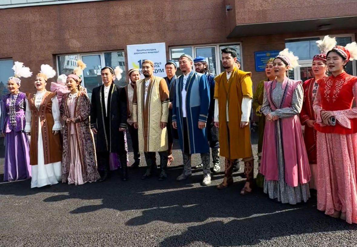 Алматыда референдум учаскесінің алдында Абайдың «Көзімнің қарасы» әні орындалды