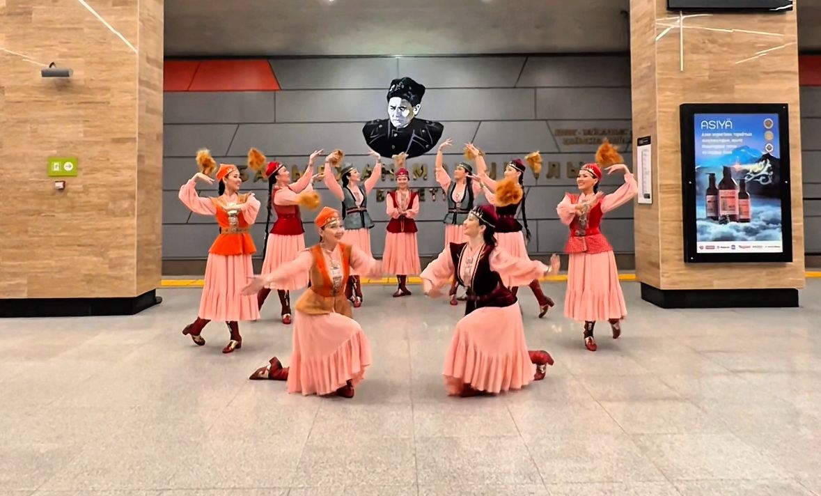 Алматыдағы Бауыржан Момышұлы атындағы метро бекетінде би перформансы өтті