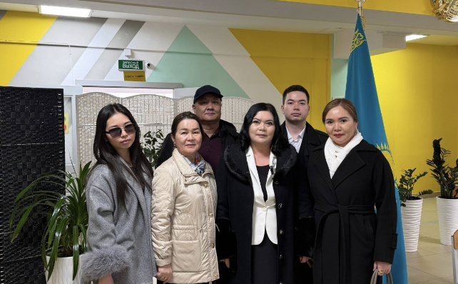 826 жылдық еңбек өтілі және педагогтардың төрт буыны: Алматыда отбасылық әулет референдумға қатысты