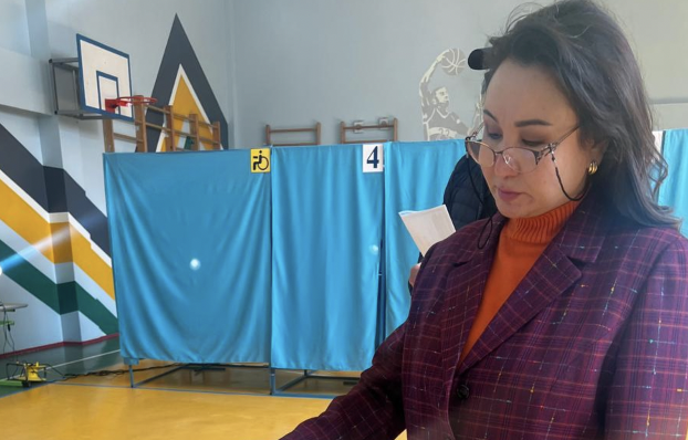 Әнші әрі қоғам қайраткері Алма Аманжолова Алматыда референдумда дауыс берді