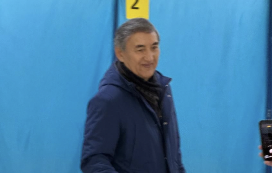 Зиялы қауым өкілі таңдауын жасады: Кенжехан Матыжанов Алматыда референдумда дауыс берді