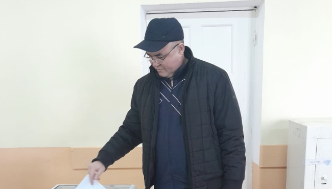 Пойыздан — бірден учаскеге: алматылық референдумға соңғы минуттарда үлгерді