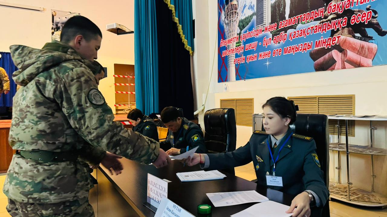 «Оңтүстік» өңірлік қолбасшылығының әскери қызметшілері референдумда мерзімінен бұрын дауыс беруді аяқтады