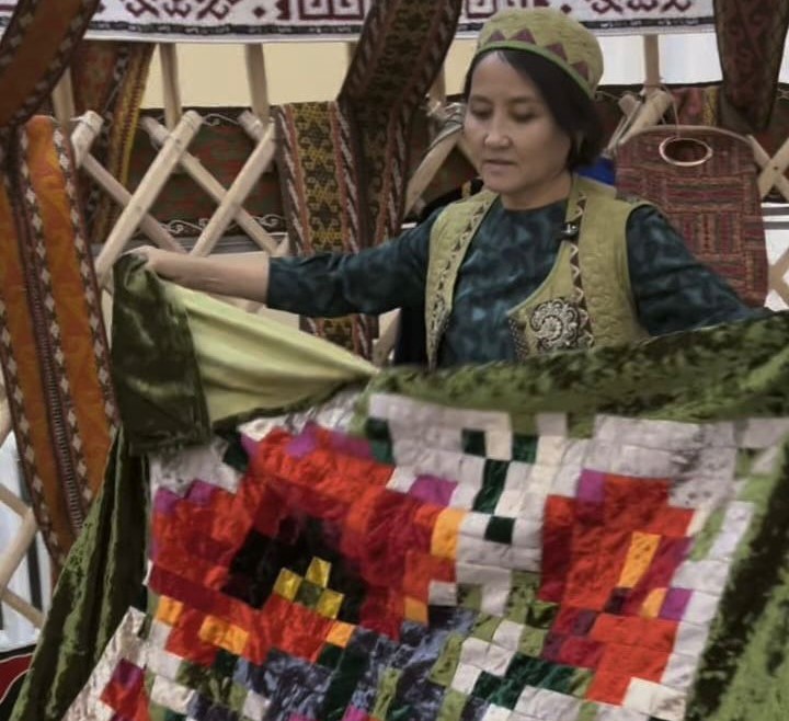 Алматы тұрғыны құрақ көрпені тігуді қайта жаңғыртып жүр