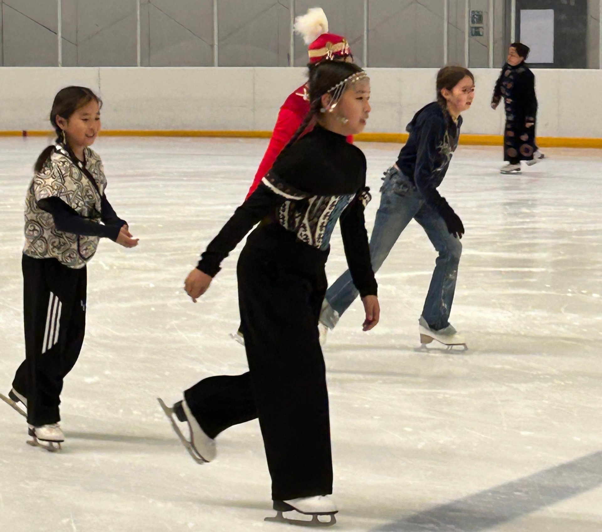 Алматылықтар ұлттық киім киіп, Наурызды мұз айдынында атап өтіп жатыр