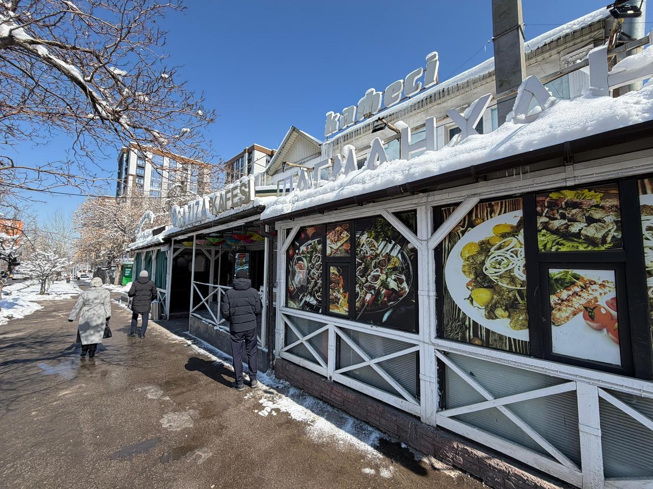 Алматыда заңсыз салынған дәмхана бұзылып жатыр