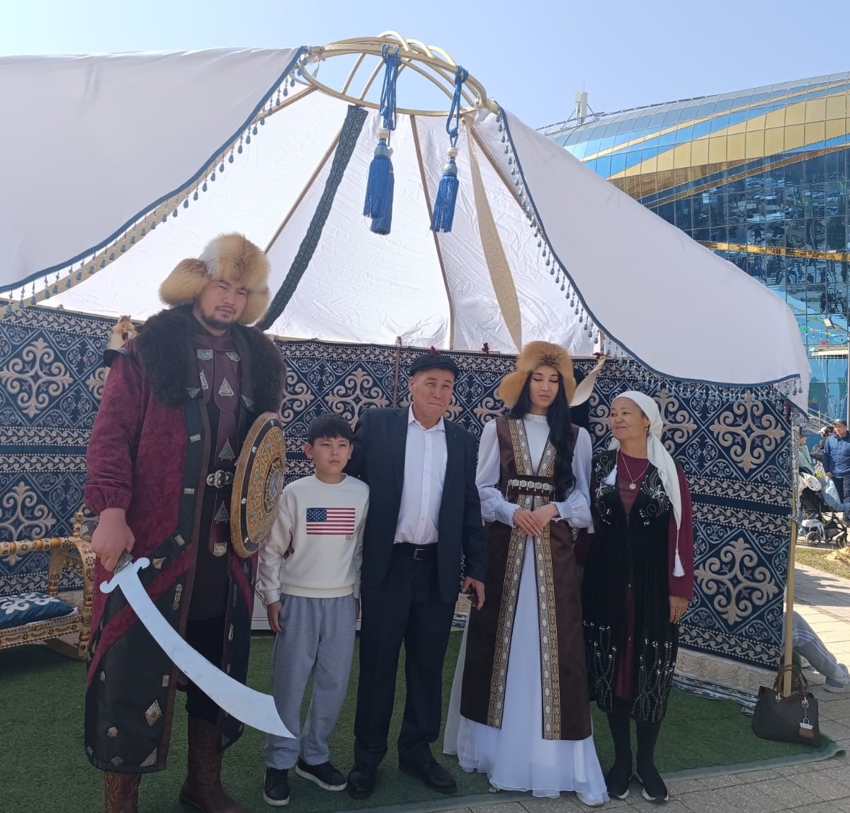 Алматы Аренадағы Наурыз: алып батырлар, хан тағы және ұлттық рух Алматы жүрегінде