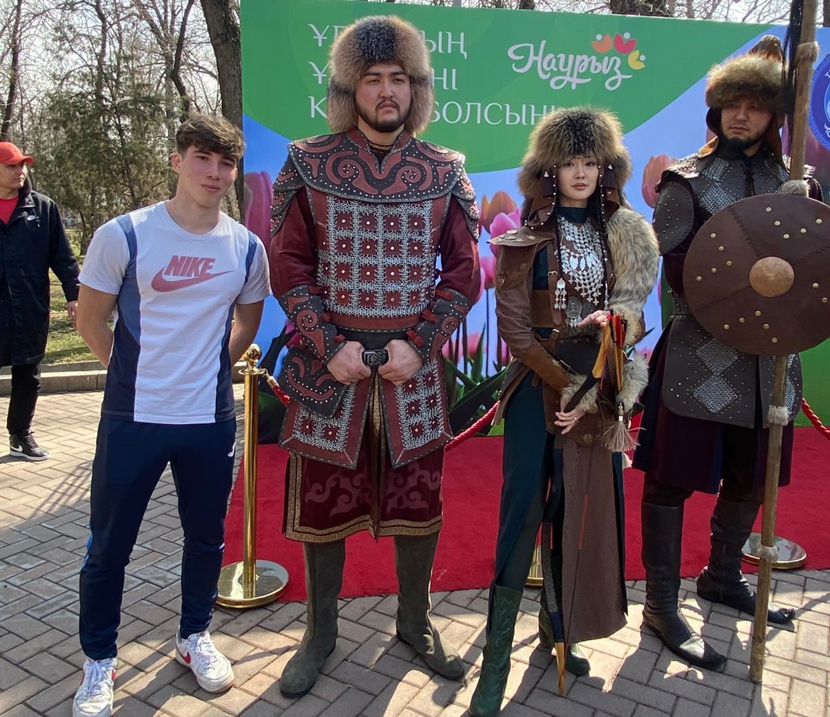 Алматының саябағында: тазылар, бүркіттер, аңыз-әфсана кейіпкерлері