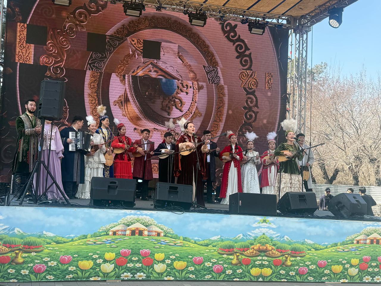 Наурыз мерекесі құрметіне Панфилов көшесіндегі  Сахнада «Ән қанатындағы Наурыз» атты дәстүрлі өнерде жүрген  жас орындаушылардың ән кеші өтті