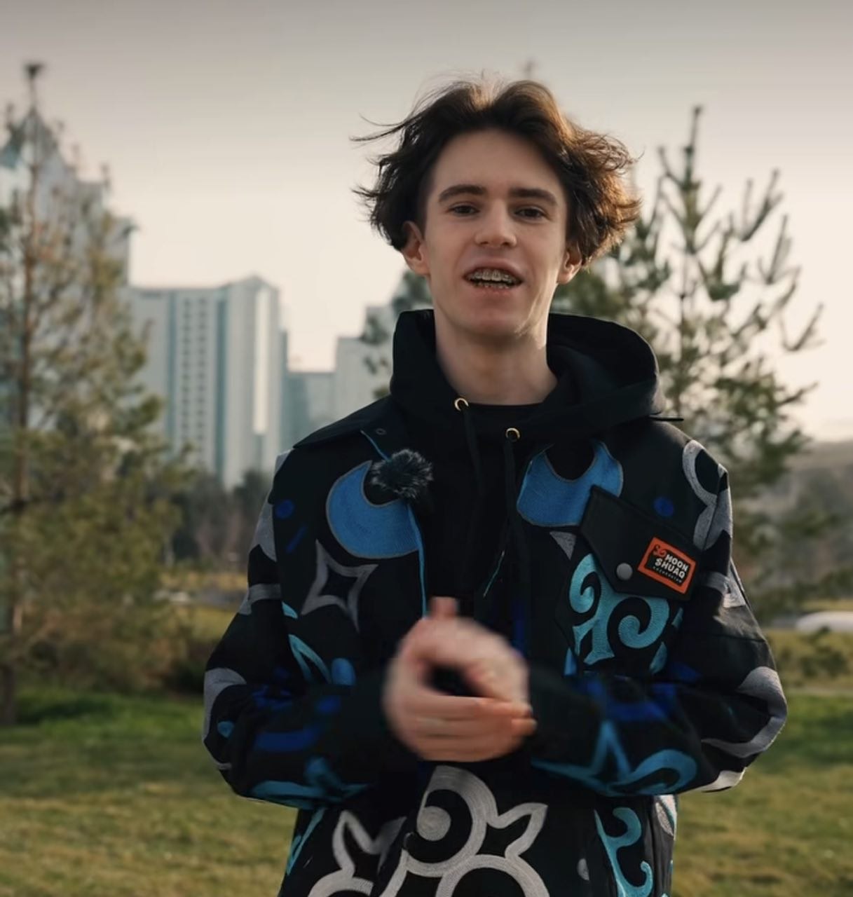 Олимпиада чемпионы Михаил Шайдоров Алматы тұрғындарына бауырсақ таратты