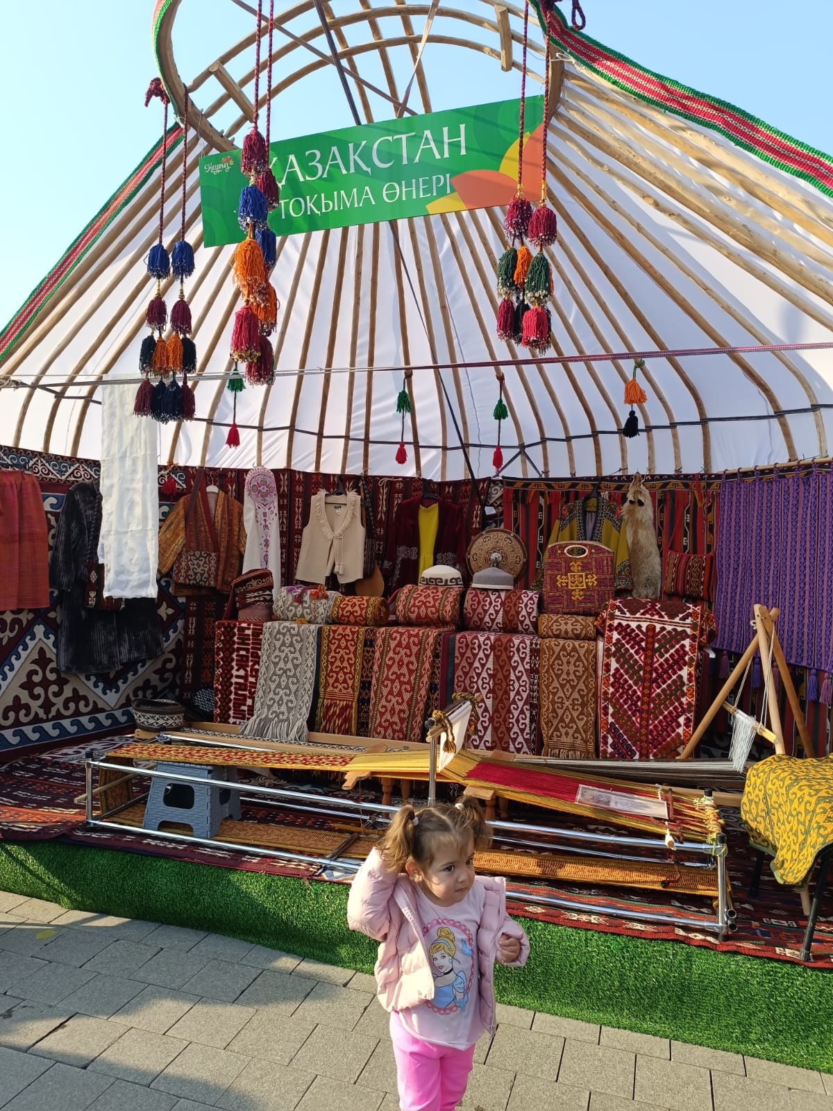 Алматыдағы Абай алаңындағы мерекенің көркін кіргізген концерт  әлі де жалғасып жатыр