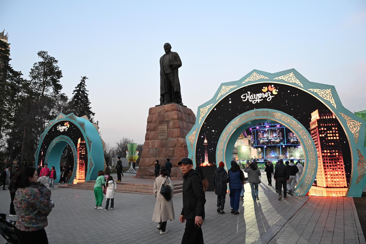 Көктем мерекесі Алматы төрінде: Абай алаңындағы концерт пен қолөнер жәрмеңкесі
