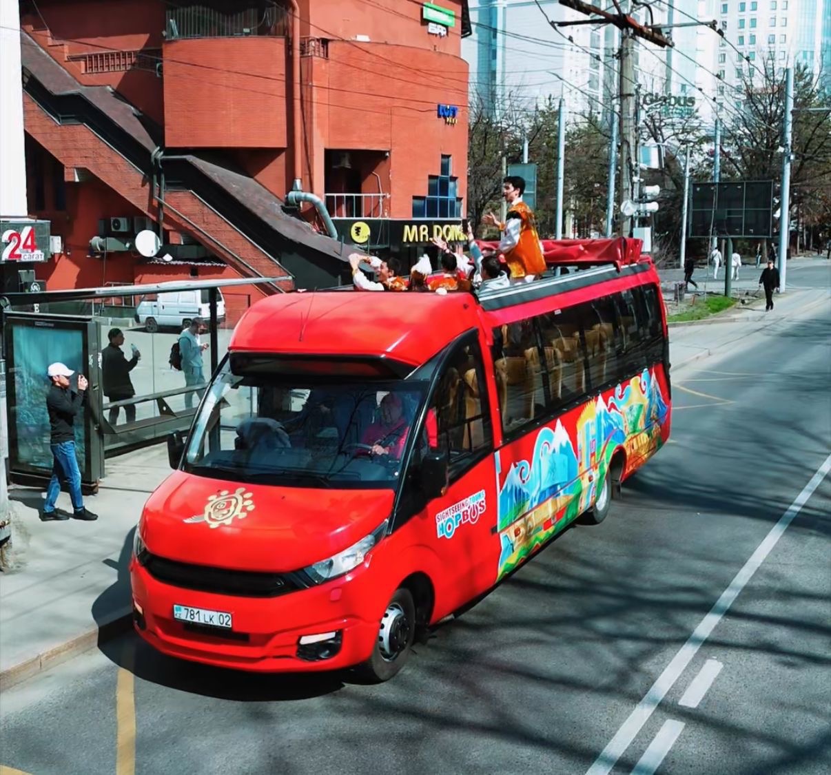 Алматы көшелерінде этноансамбль өнер көрсеткен музыкалық автобус жүріп өтті