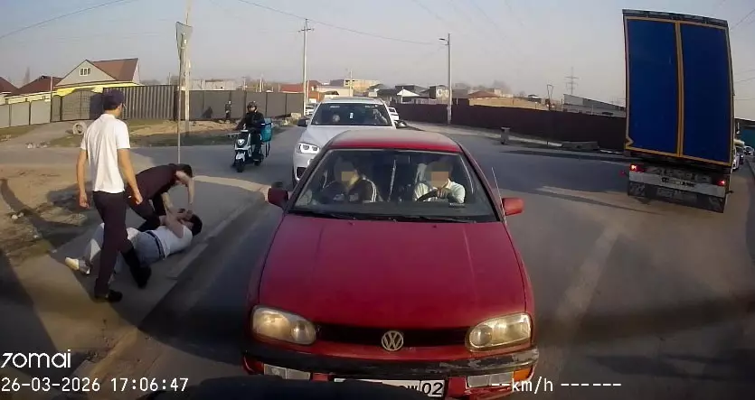 Алматыда жігітті бір топ адам соққыға жыққан