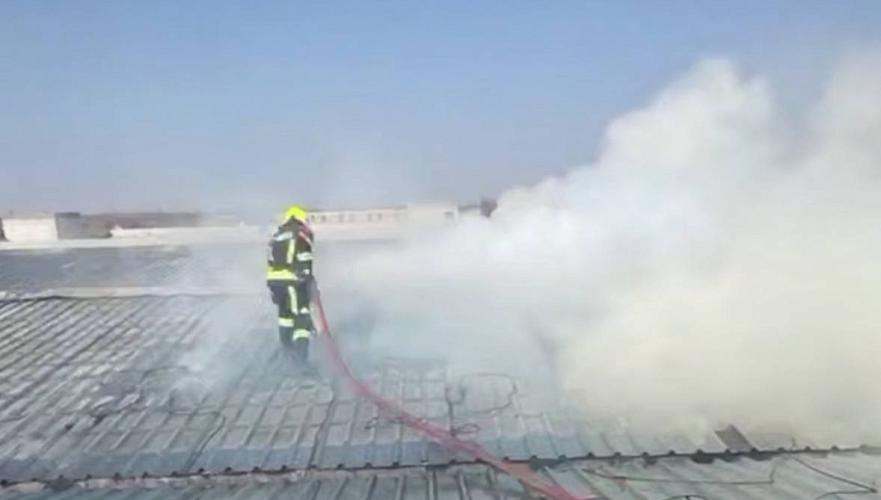 Алматыда салынып жатқан әкімшілік ғимараттың шатыры өртенді