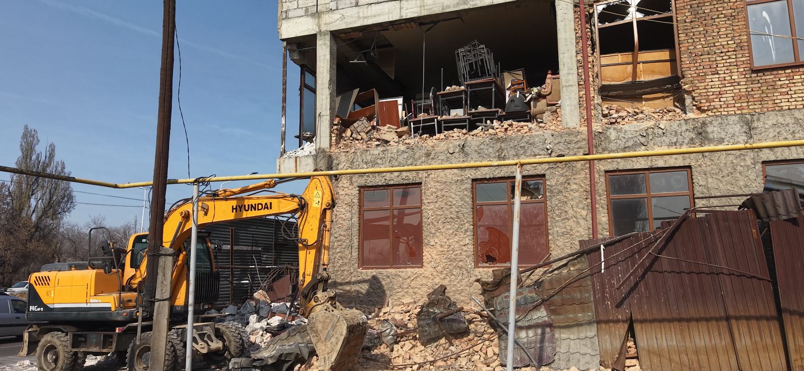 Алматыда сот шешімімен ірі ғимарат сүріліп жатыр