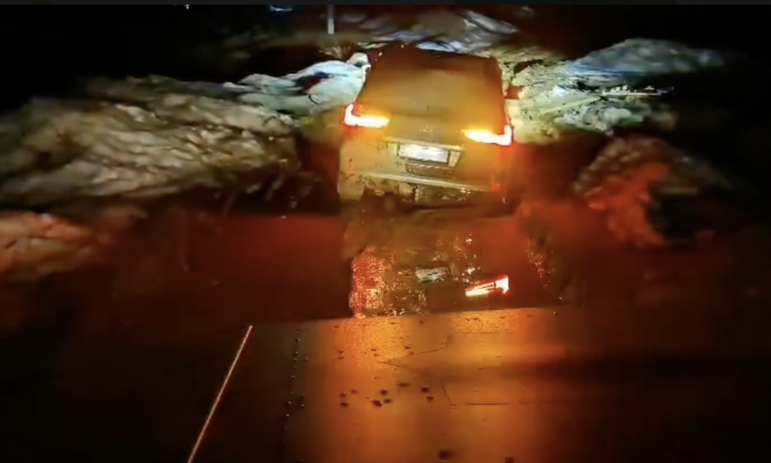 Ақмола облысында отбасының көлігі батпаққа батып, жолда қалған