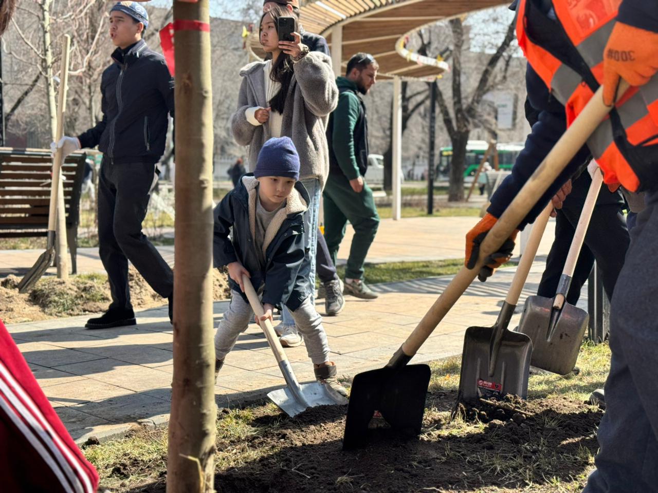 Алматының Алмалы ауданында күн сайын 1000 қызметкер жұмыс істеп, 861 аула мен 186 шақырым жол тазаланады