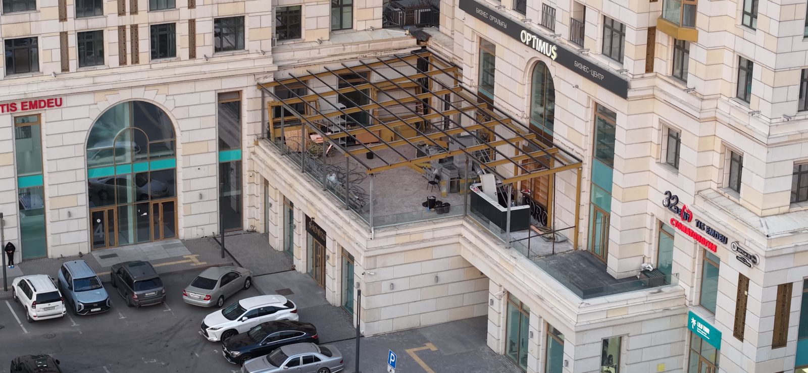 Алматы орталығындағы мейрамхананың террасасы сот шешімімен сүрілді