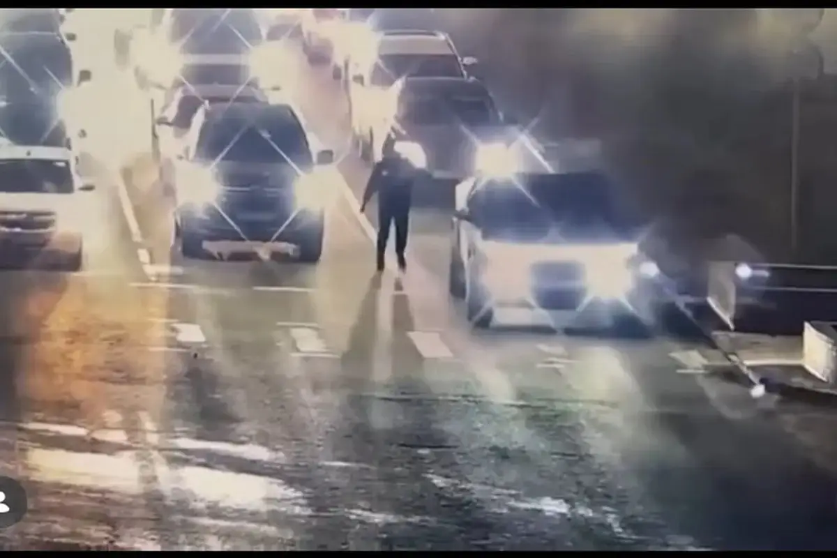 Астанада Tesla тізгіндеген 14 жастағы жасөспірім полициядан қашпақ болған