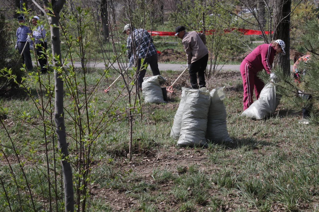 Алматылықтар «Желтоқсан» саябағында сенбілікке қатысты
