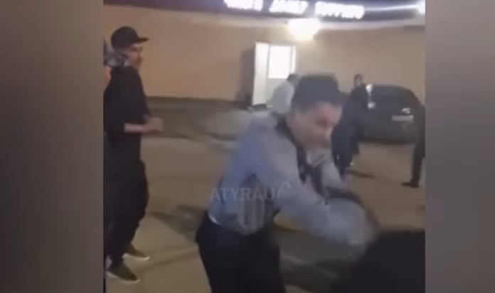 Атырау облысында бір топ жігіт полицейлерге шабуыл жасады 