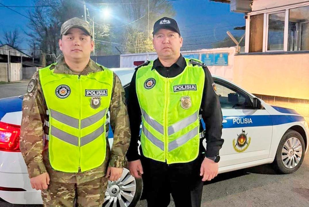 Қарулы күштердің әскери қызметшілері көлік ішінде құлыпталып қалған баланы құтқарып алды