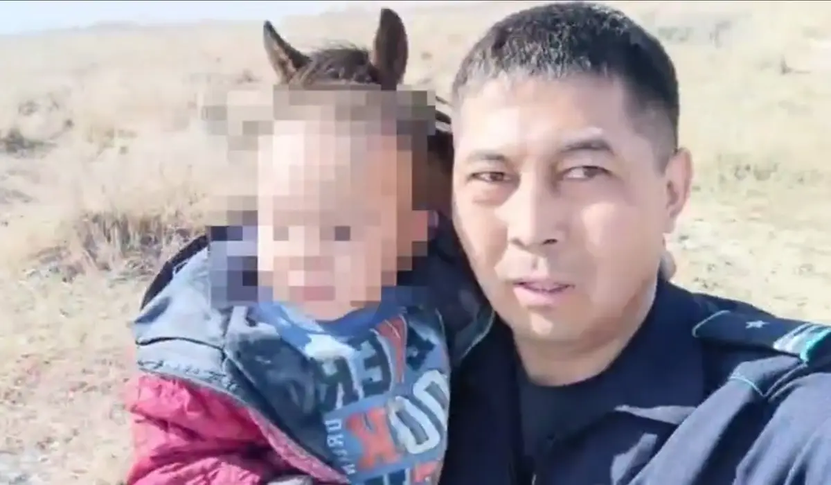 "Айналайын, келе ғой". Абай облысында атқа мінген полицей айдаладан 3 жасар баланы тауып алған (ВИДЕО)