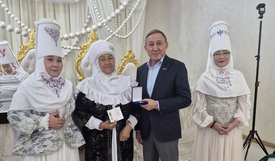 Алматыда ұлттық құндылықты ұлықтаған аналар марапатталды