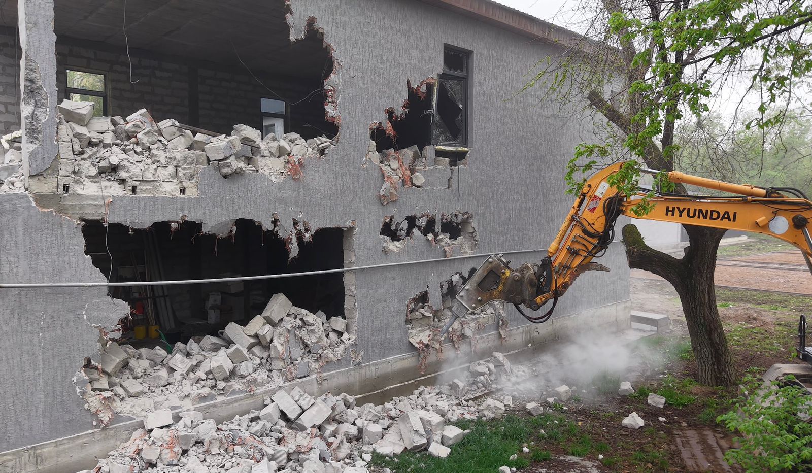 Алматыда дәмханаға заңсыз салынған нысан сүріліп жатыр