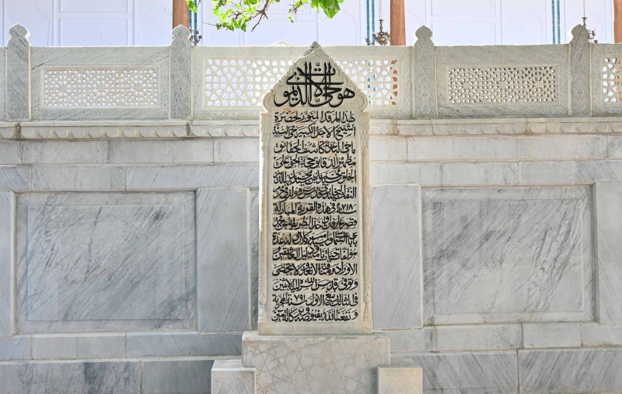 Қасым-Жомарт Тоқаев пен Шавкат Мирзиёев Бахауддин Нақышбанди мемориалдық кешеніне барды