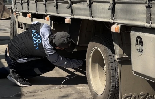 Алматыда жүргізушілер көліктерінің шығарындысын тегін тексеруден өткізді