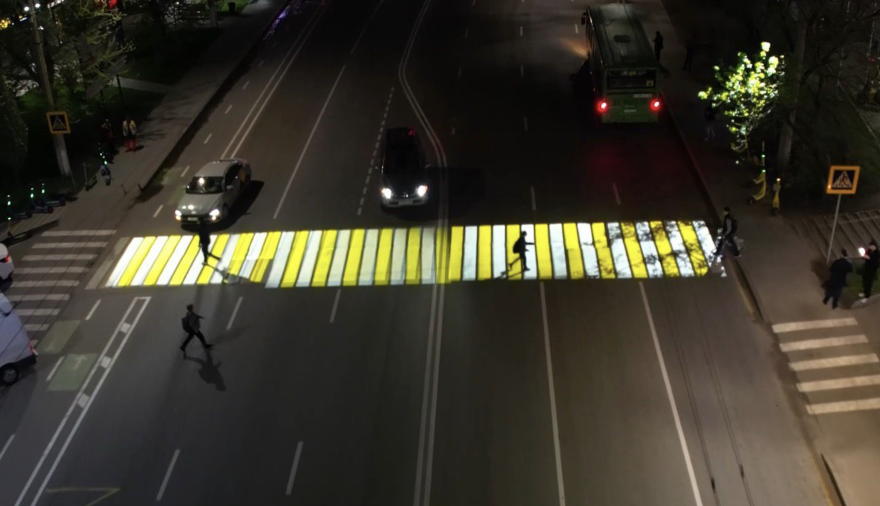 Алматыда Сәтбаев көшесінде жүргіншілерге арналған проекциялық жарықтандыру орнатылды