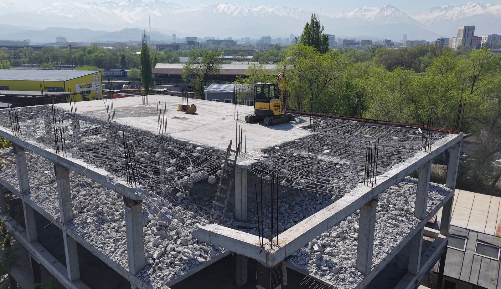 Алматыда ірі аяқталмаған құрылыс нысаны сот шешімімен сүріліп жатыр