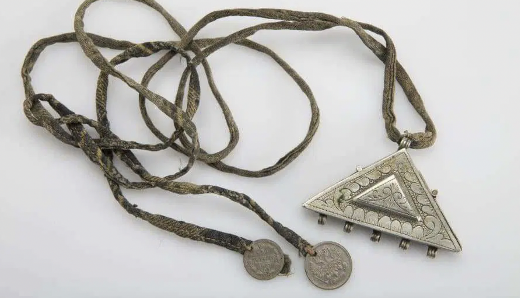 Қазақ қыздарының сәулесі - тұмарымен айбынды 