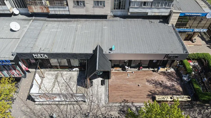 Алматыда қала орталығындағы жазғы дәмхана сүрілді