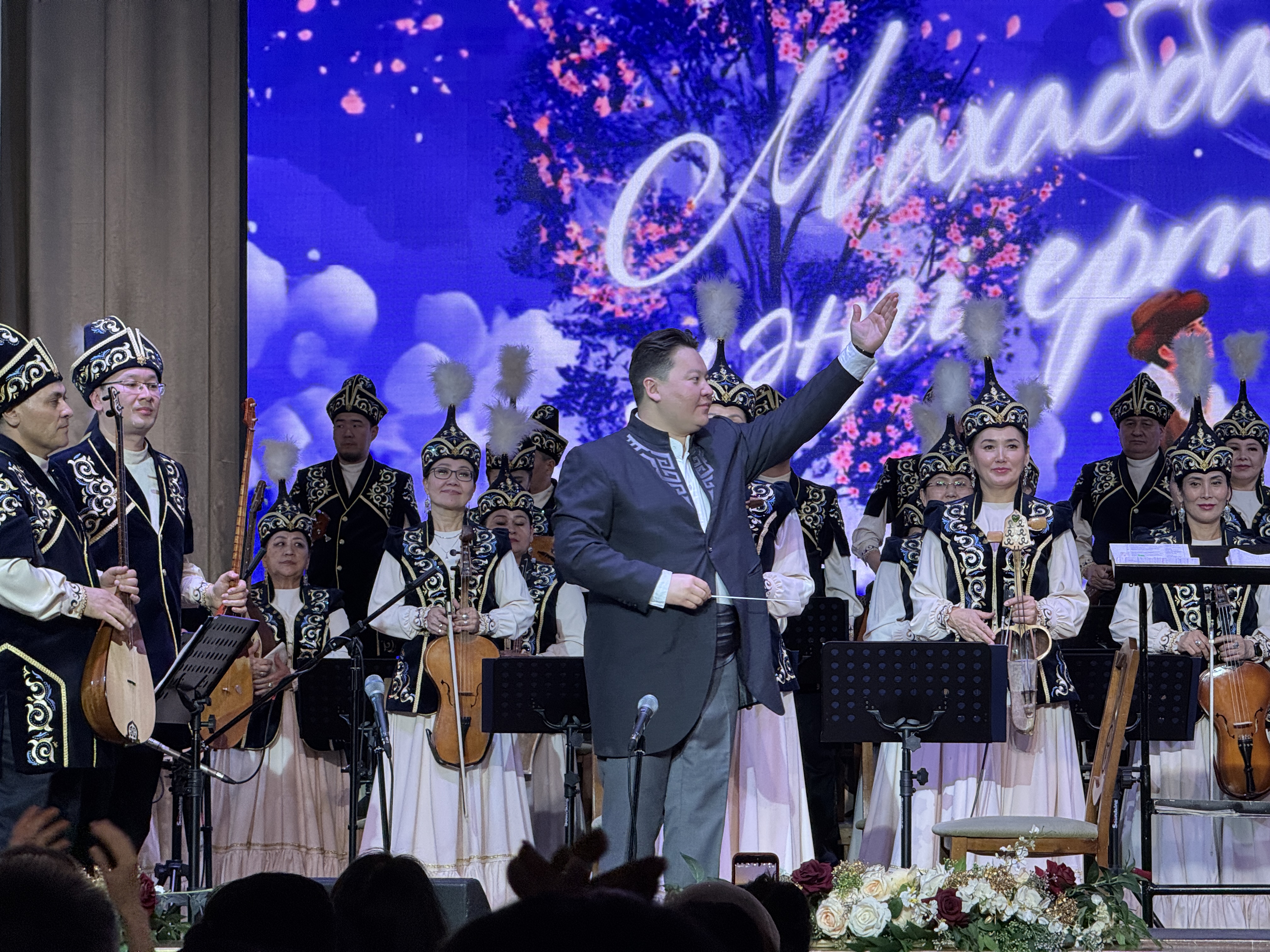 "Махаббат - мәңгі ертегі": әуен мен сезім үндескен кеш 