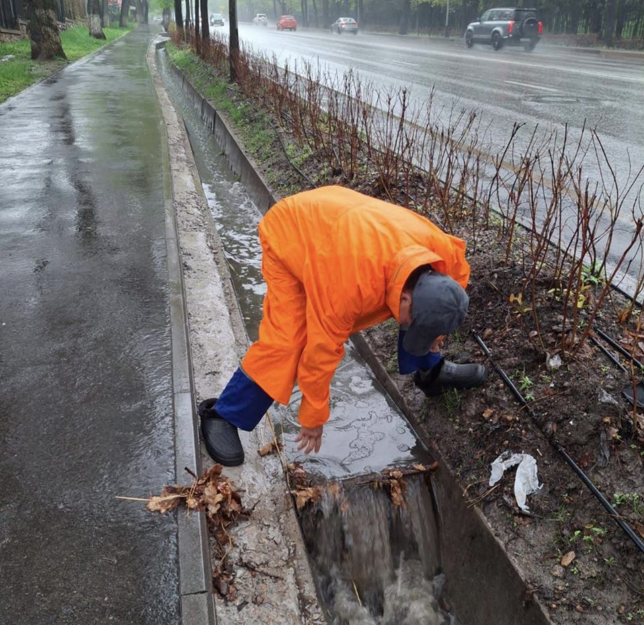 Алматыда су басу қаупінің алдын алу үшін қызметтер тәулік бойы кезекшілікке көшірілді