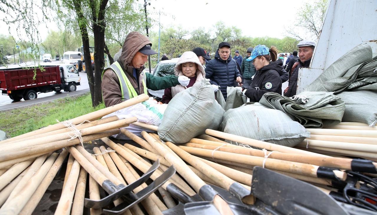«Мөлдір бұлақ»: Алматыда өзен жағалаулары мен қоғамдық кеңістіктер тазартылды
