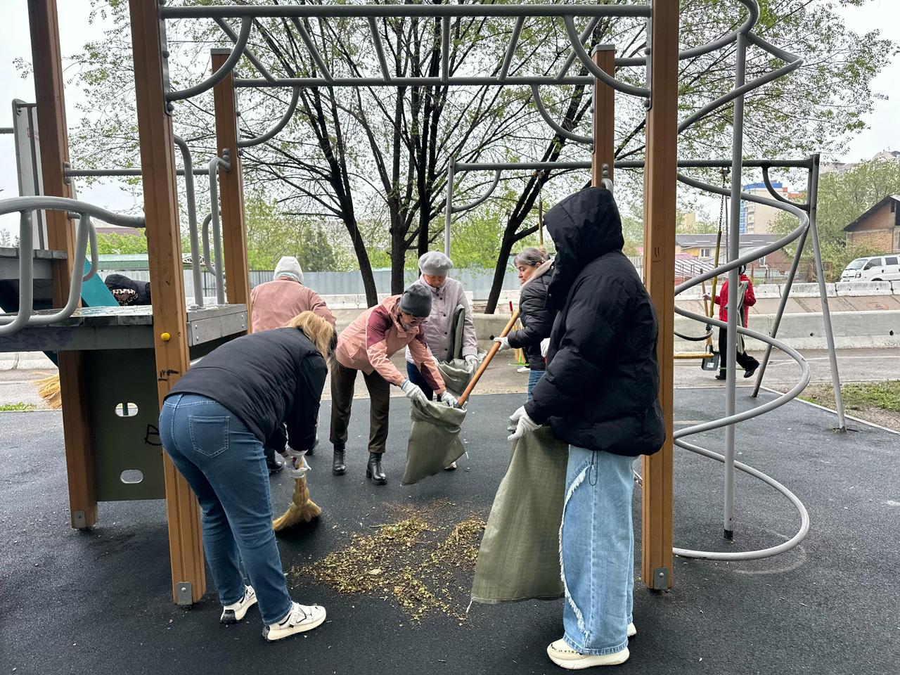 Төле би мен Райымбек көшелері аралығында Үлкен Алматы өзенінің жағалауы тазартылды