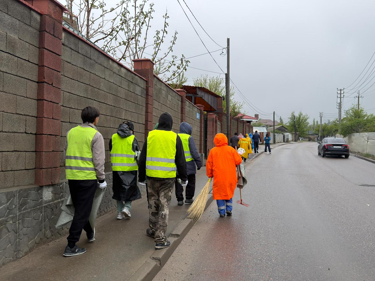 Алматыда Карьерная көшесінде тұрғындар мен коммуналдық қызмет өкілдерінің қатысуымен сенбілік өтті