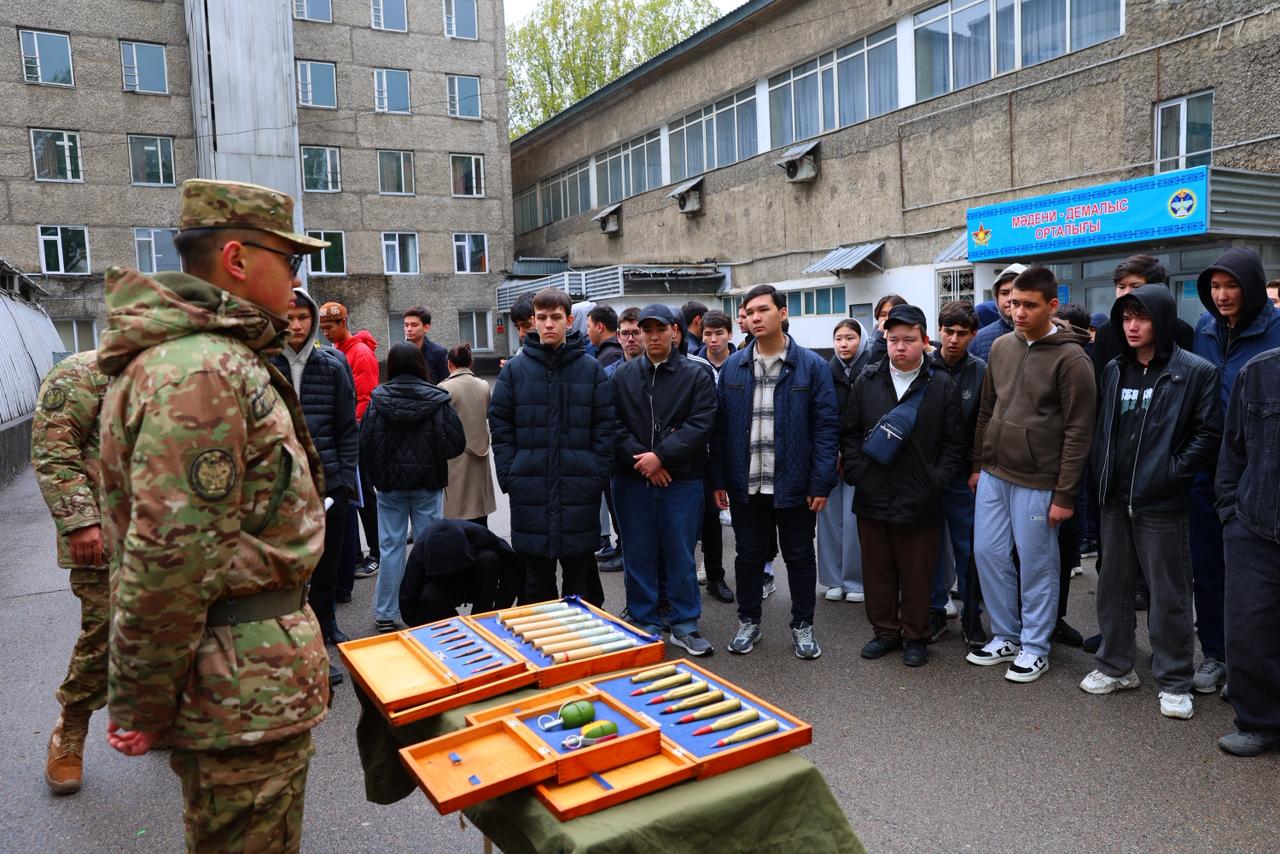 Алматыдағы әскери институтта мектеп оқушылары үшін Ашық есік күні өтті
