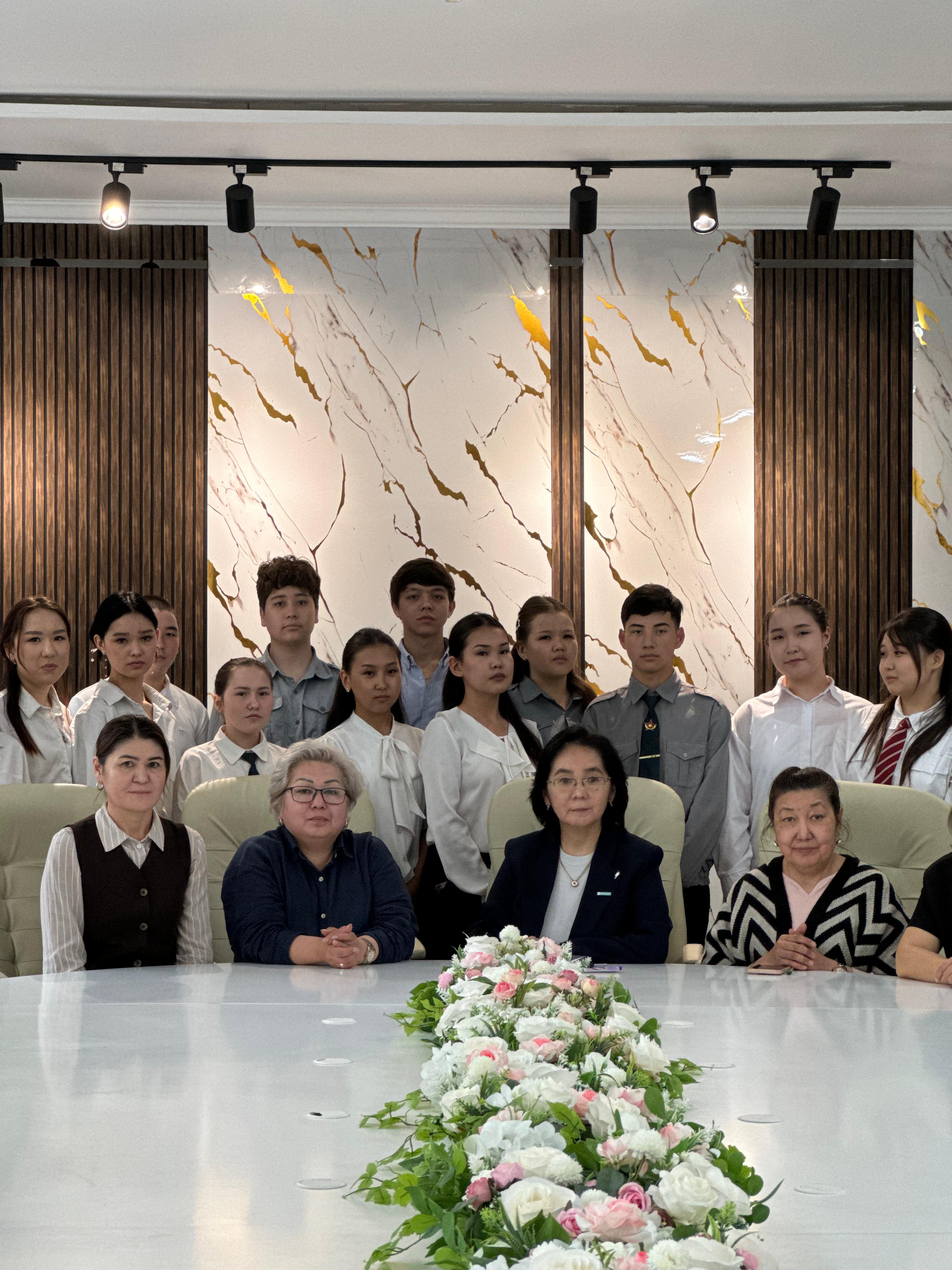 «Алматы сән және қызмет көрсету саласы колледжінде» «Конституция – елдің басты заңы» атты дөңгелек үстел жиыны өтті.