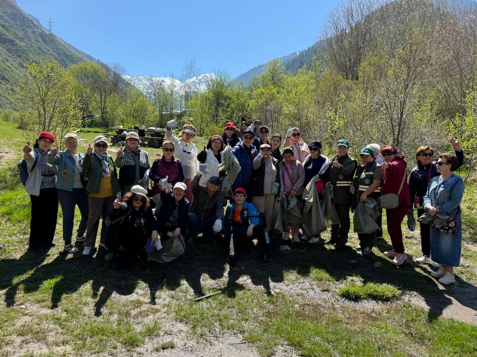 Мыңға жуық алматылық Аюсайды тазалады: «Таза Қазақстан» акциясы аясында 450 м³ қалдық шығарылды